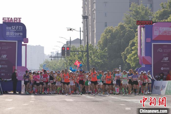 清晨初升的朝阳映照城市