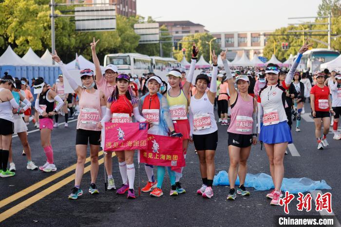 清晨初升的朝阳映照城市，上海女子半马鸣枪开