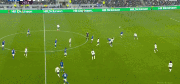 切尔西三连零封遭埃弗顿重创，英超争四形势吃