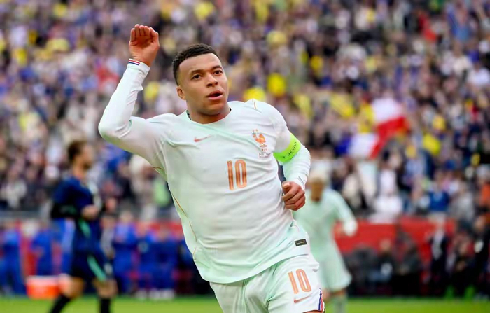 皇马医疗风波与巴萨财政危机交织 足坛双雄面临