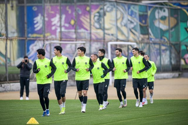 浙江队客场0比2负武汉三镇 连续四轮不胜保级成