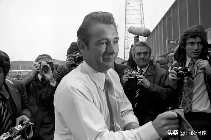 斯洛特直言利物浦进步史引争议，英超30年沟通规