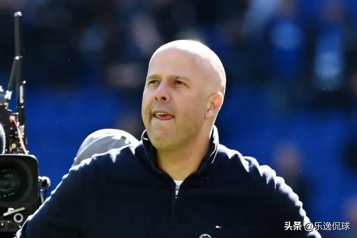 斯洛特直言利物浦进步史引争议，英超30年沟通规